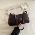 Bolso de hombro en cuero PU marrón oscuro mate con hebilla dorada y diseño minimalista chic - Marrón