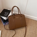 Sac fourre-tout marron motif crocodile avec lettrage doré et poignées sur tapis en jute - Marron