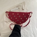 Borsa a tracolla a mezzaluna bordeaux punk con rivetti e dettagli in metallo oro - Rosso