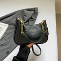 Elegante borsa a mezzaluna nera con trama di struzzo, catena dorata e logo inciso - Nero
