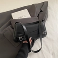 Elegante borsa a tracolla nera con fiocco in pelle e fibbie in metallo argentato - Nero