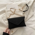 Schwarze Umschlag-Handtasche mit Webstruktur und goldener Kette für Damen im Trendstil - Schwarz