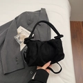 Bolso nube de ante negro minimalista con diseño plisado y correa de hombro - Negro