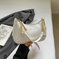 Elegante borsa sottobraccio bianca con motivo struzzo, catena dorata e finitura testurizzata - Bianco