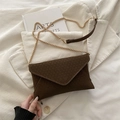 Elegante braune Umhängetasche mit Webstruktur, goldener Kette und Umschlagklappe - Braun