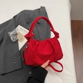 Bolso rojo de ante plisado con asa anudada y correa de hombro mostrado en mano - Burdeos