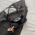 Borsa sottobraccio da motociclista nera con borchie argentate e trama in pelle - Nero