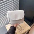 Borsa a tracolla bianca a mezzaluna con dettagli argentati e finitura testurizzata - Bianco