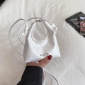 Mini bolso blanco de piel brillante con logotipo HYLLZZA y herrajes metálicos - Blanco