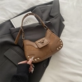 Borsa a spalla vintage marrone in pelle scamosciata con borchie e tracolla regolabile - Marrone