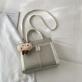 Sac fourre-tout gris clair en daim rétro avec charme peluche et bandoulière - Avec Pendentif / Blanc