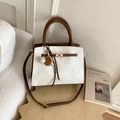 Sac fourre-tout carré rétro crème avec lanières brunes et pendentif de baseball - Avec Pendentif / Blanc