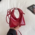 Glänzende rote Ledertasche in Beutelform mit silbernen Details und Knoten-Design - Rot