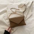 Braune Umschlagtasche mit Webstruktur und goldener Kette im minimalistischen Stil - Braun