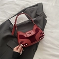 Borsa sottoascellare retrò bordeaux con borchie e dettagli patchwork su abito grigio - Rosso