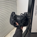 Sac hobo plissé noir de style français avec nœud argenté et bandoulière en ruban - Noir