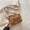 Braune Wildleder Beuteltasche mit geflochtenem Griff und dünnem Schultergurt im Retrostil - Braun