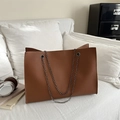 Grand sac cabas marron caramel avec texture lychee et chaîne en métal sur canapé blanc - Marron