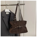 Detail der Vintage Wildleder-Einkaufstasche mit Metallschnalle und Ösen am Schulterriemen - Kaffeebraun