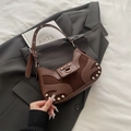 Borsa hobo vintage marrone scuro con borchie argentate e patchwork in pelle scamosciata - Marrone