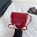 Borsa a sella rosso scuro in ecopelle con tracolla regolabile e chiusura argento - Rosso