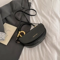 Sac selle demi-lune noir à la mode avec poignée dorée et texture en cuir PU - Noir
