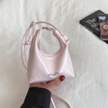 Borsa a mano in pelle verniciata rosa a mezzaluna con logo HYLLZZA e tracolla sottile - Rosa