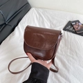 Borsa a sella marrone scuro in ecopelle lucida con tracolla sottile regolabile - Marrone