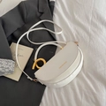 Sacoche selle blanche chic avec détails en métal doré et bandoulière réglable - Blanc