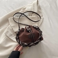 Braune Wildleder Beuteltasche mit geflochtenem Lederbesatz und Umhängeriemen - Braun