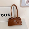 Retro-Schultertasche in Karamell aus Kunstleder mit eleganter silberner Metallschnalle - Braun