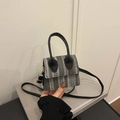 Mini borsa intrecciata con manici neri e tracolla regolabile in design tweed testurizzato - Nero