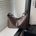 Bolso hobo marrón oscuro de cuero sintético con correa ajustable y cremallera - Marrón
