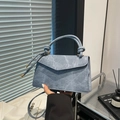 Hellblaue Handtasche in Denim-Optik mit Knotengriff und minimalistischem Überschlag - Blau