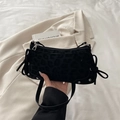 Schwarze Schultertasche mit Leopardenmuster, Wildlederoptik, Schleifen und Nieten - Schwarz