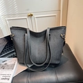 Zwarte denim shopper met contrasterende stiksels en lederen bies voor dagelijks gebruik - Zwart