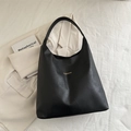 Sac hobo minimaliste en similicuir noir avec lettrage doré sur une texture mate élégante - Noir