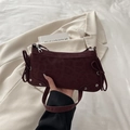 Dunkelrote Schultertasche mit Leopardenmuster-Textur und dekorativen Seitenschleifen - Rot