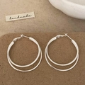 Minimalistische zilveren dubbele ring oorbellen met gepolijste en matte textuur - Zilver