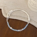 Elegante bracciale di perline con trama in metallo fuso e pietre di cristallo blu - Stile Sfera Shamballa in Cristallo Blu
