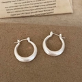 Orecchini a cerchio minimalisti in argento opaco con finitura in metallo spazzolato - Argento Spazzolato
