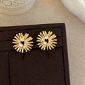Nahaufnahme von goldenen Sonnenblumen-Ohrringen mit Perlen und funkelnden Strasssteinen - Gold
