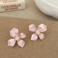 Gros plan de boucles d'oreilles fleur en émail rose avec perle blanche et bords argentés - Rose