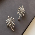 Détail des boucles d'oreilles feu d'artifice argentées avec texture métal liquide - Argenté