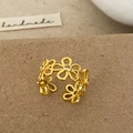 Anello aperto a fiori traforati placcato oro con piccoli zirconi scintillanti - Fiore Svuotato / Oro