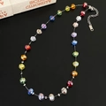 Vista detallada de cuentas de cristal facetadas de colores con cierre de mosquetón de plata - Collar de cuentas de calabaza multicolor