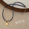 Dettaglio della collana artigianale in lapislazzuli con pendente a sole dorato - Collana Occhio di Gatto Piatto 6mm Lapislazzuli Nero B-20