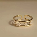 Bague ouverte dorée élégante avec doubles rails évidés et motifs de fleurs en perles - C-219 Bague Perle Fleur Ajourée Or