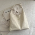 Sac hobo chic couleur crème avec fini texturé et lettrage fashion élégant - Blanc Cassé