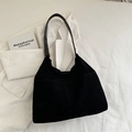 Minimalistische schwarze matte Hobo-Tasche mit breitem Gurt und vertikaler Naht - Schwarz